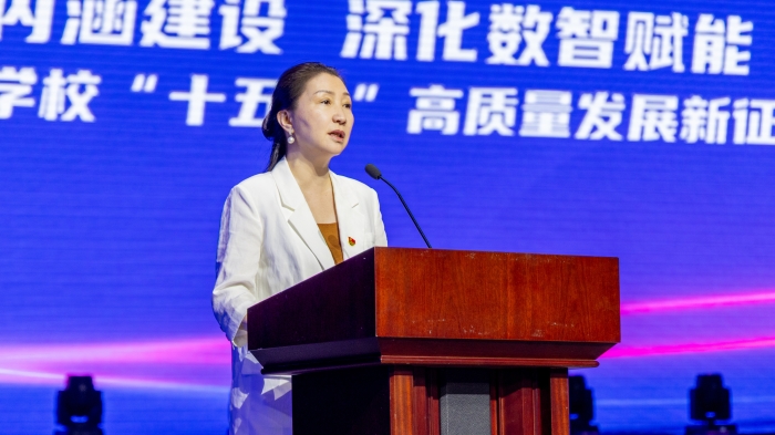 黄校讲话.jpg